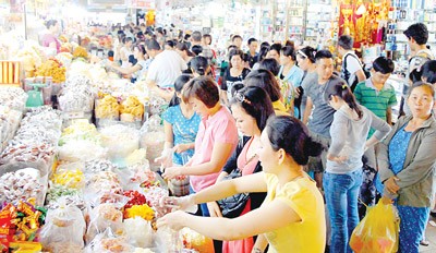 Buyers at the Ben Thanh Market in Ho Chi Minh City (Photo:SGGP)